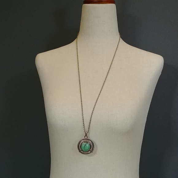 Vintage Green Pendant on Silver Tone Chain - Picture 3 of 5